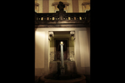 Nočná fontána na hradnom nádvorí